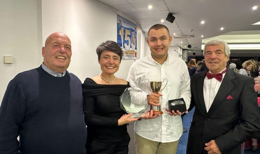 Manş Denizi’ni yüzerek geçen İzmir Büyükşehir Belediyesporlu otizmli sporcu Tuna