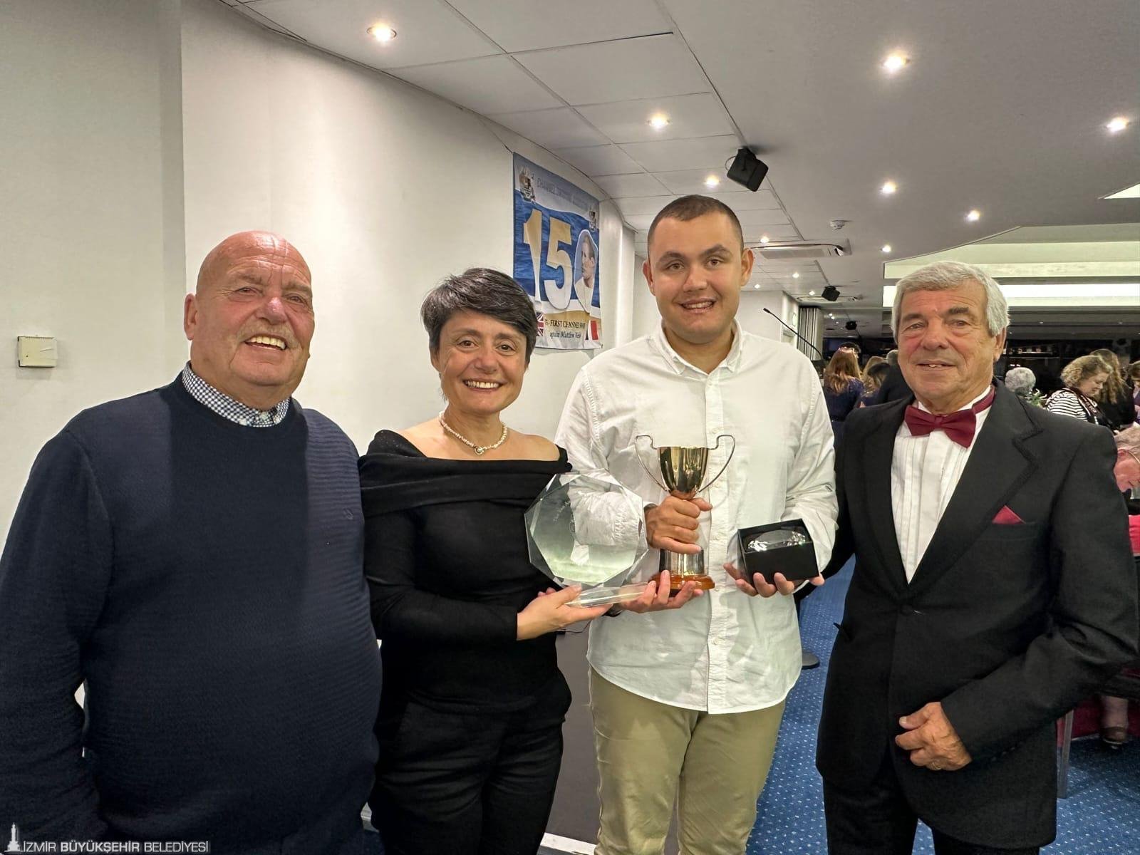 Manş Denizi’ni yüzerek geçen İzmir Büyükşehir Belediyesporlu otizmli sporcu Tuna