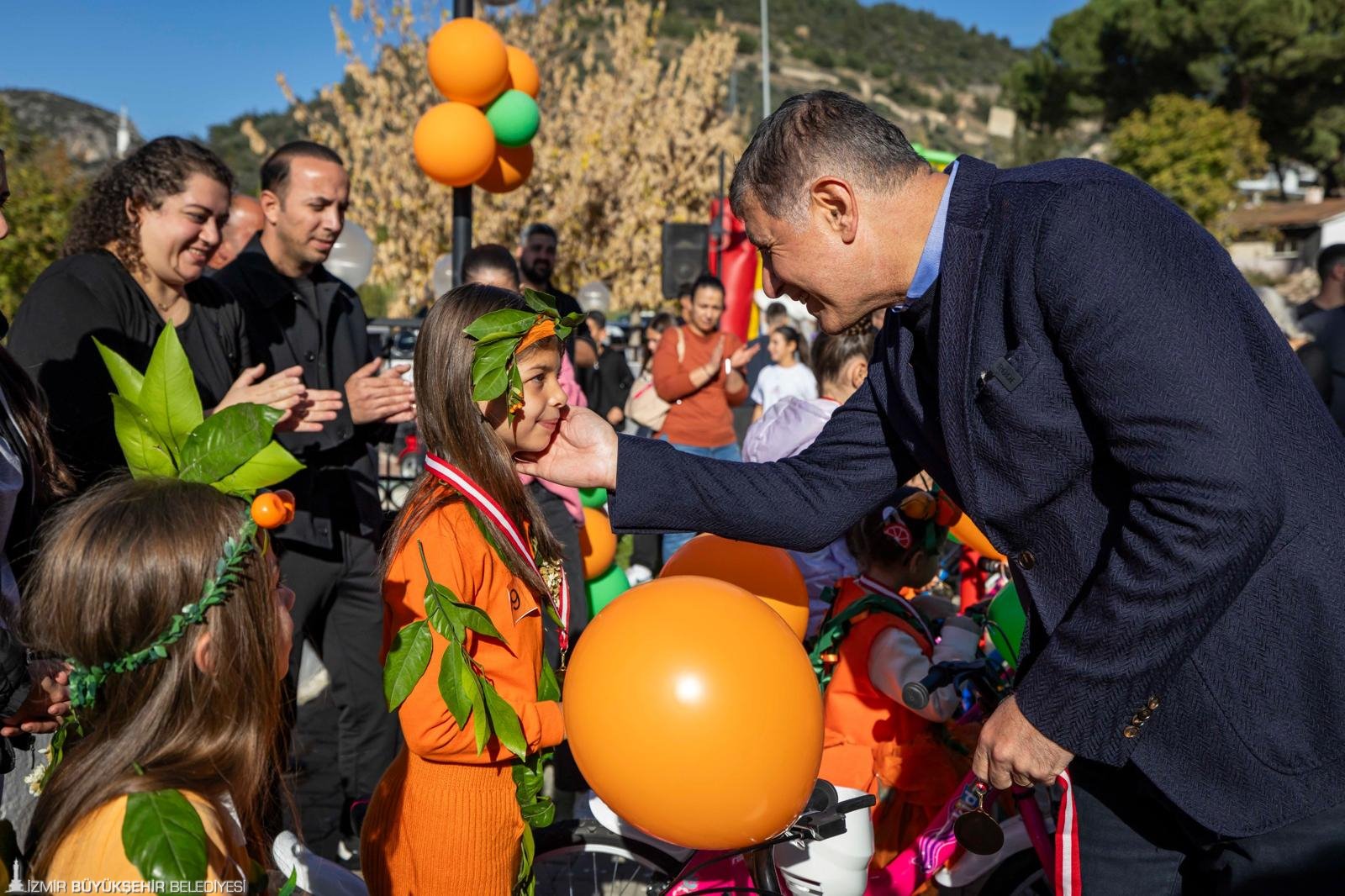 Başkan Cemil Tugay, Mandalina Festivali'nde kadın kooperatifinin mandalina tesisini açtı: