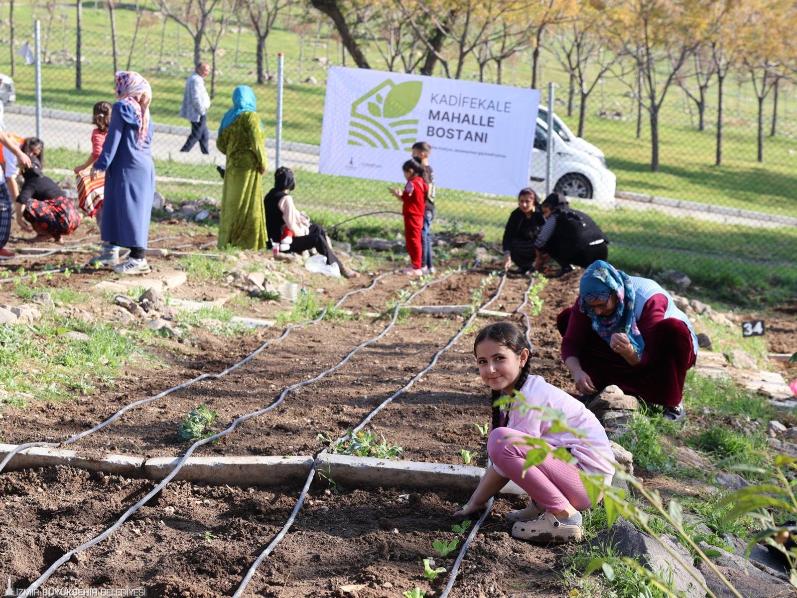 İzmir Büyükşehir Belediyesi’nin dört mahallede yürüttüğü Mahalle Bostanları Projesi’nde kış