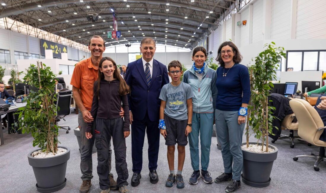 Fransa’dan yola çıkarak bisikletleriyle 10 aylık dünya turuna çıkan Ravanas