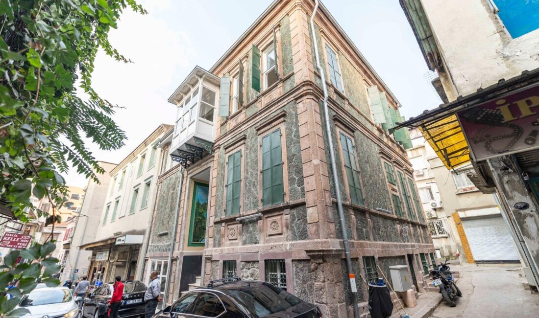 İzmir Büyükşehir Belediyesi, Basmane’nin tescilli yapılarından Ay Yıldızlı Konak’ın restorasyonunu