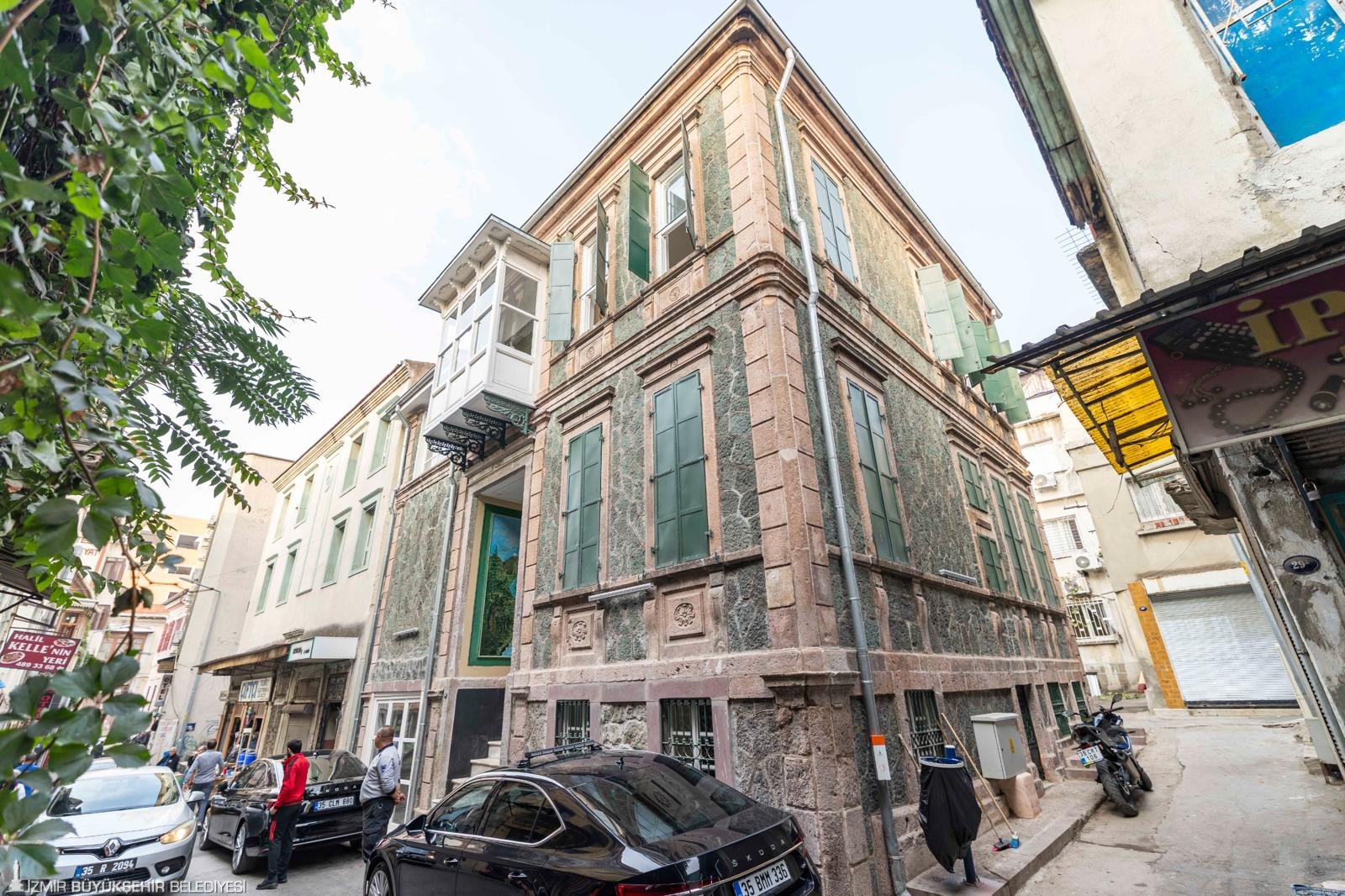 İzmir Büyükşehir Belediyesi, Basmane’nin tescilli yapılarından Ay Yıldızlı Konak’ın restorasyonunu