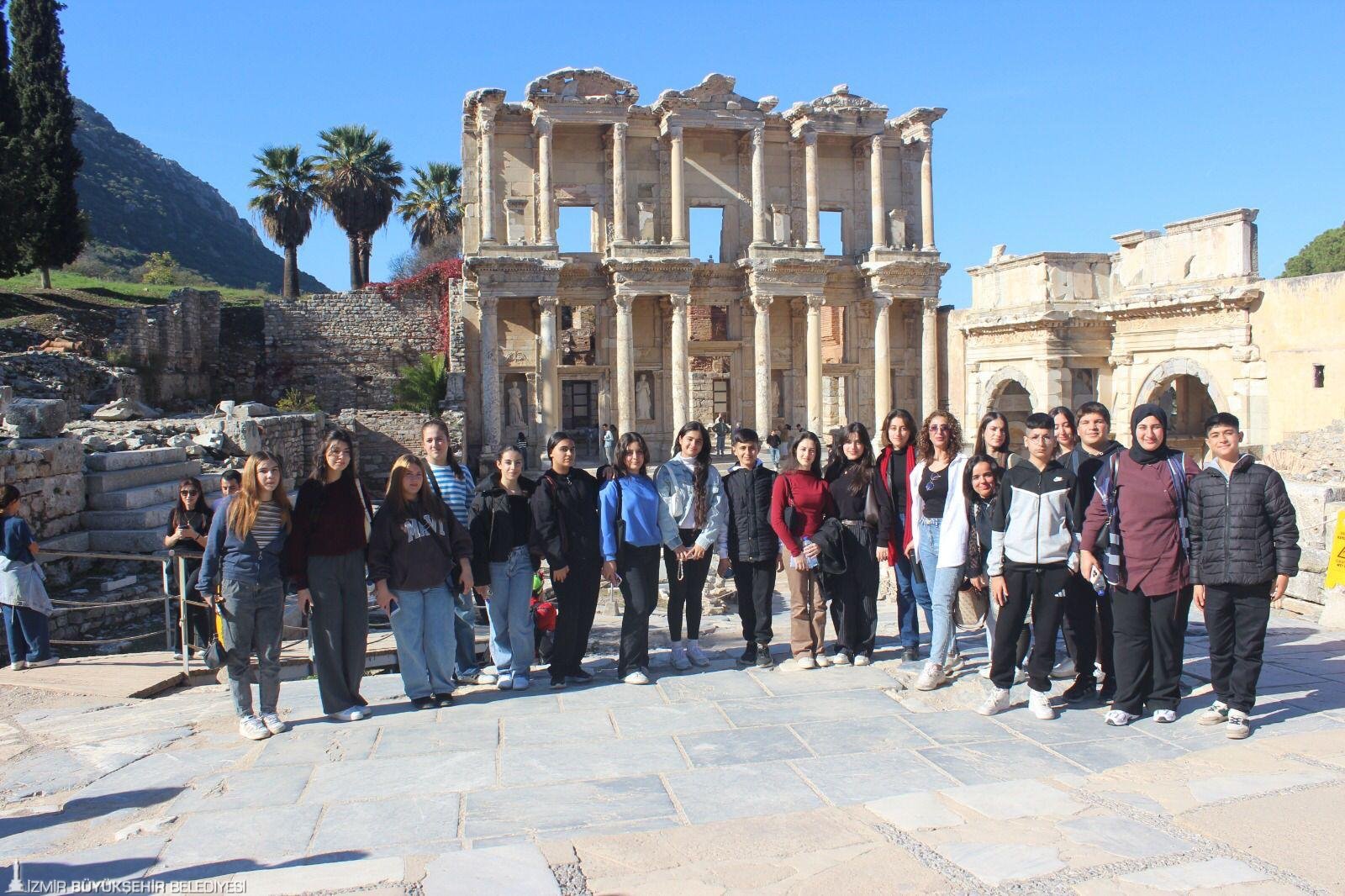 İzmir Büyükşehir Belediyesi, sınav sürecindeki öğrencilere Efes gezisi düzenledi; üniversite