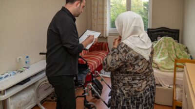 İzmir Büyükşehir Belediyesi, engelli yurttaşların medikal malzeme ihtiyaçlarını ücretsiz karşılayarak