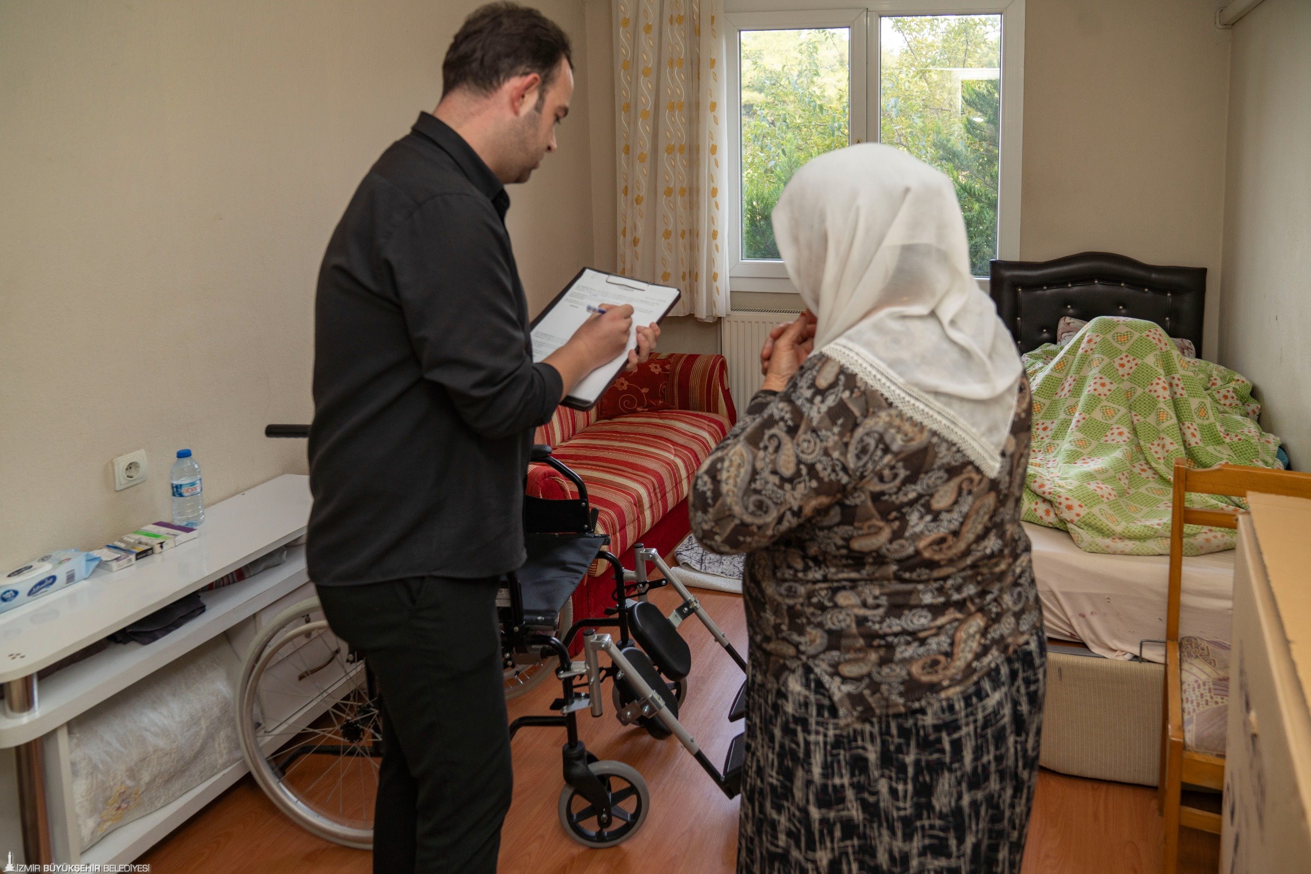 İzmir Büyükşehir Belediyesi, engelli yurttaşların medikal malzeme ihtiyaçlarını ücretsiz karşılayarak