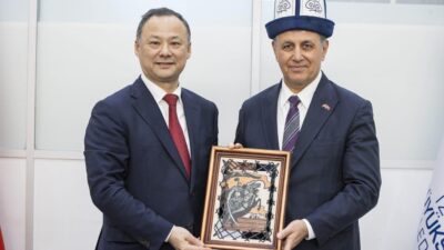 İzmir Büyükşehir Belediye Başkanı Cemil Tugay, Kırgızistan’ın Ankara Büyükelçisi Ruslan