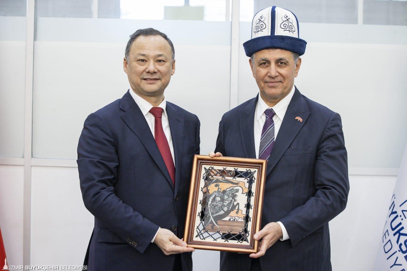 İzmir Büyükşehir Belediye Başkanı Cemil Tugay, Kırgızistan’ın Ankara Büyükelçisi Ruslan