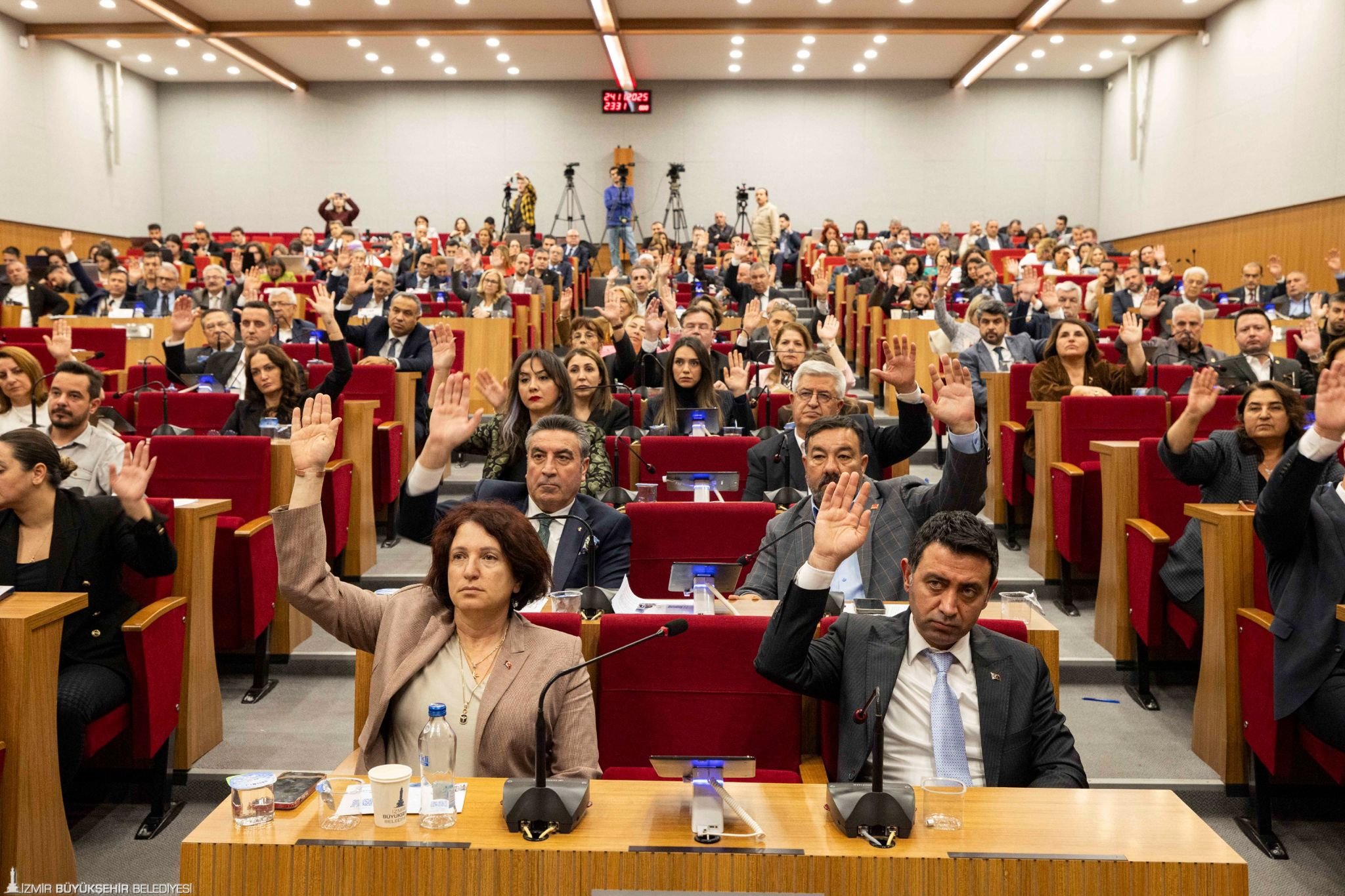 İzmir Büyükşehir Belediyesi’nin 110 milyarlık 2026 bütçesi meclisten geçti. Bütçenin