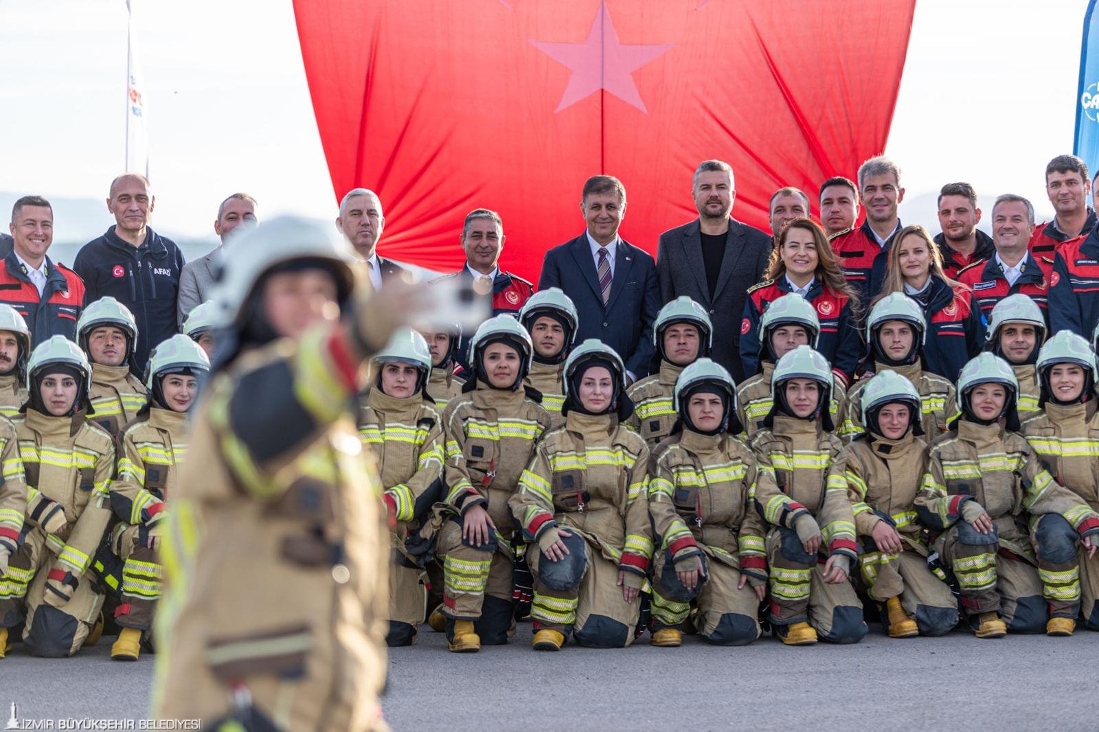 İzmir Büyükşehir Belediyesi, 152 yeni itfaiye memurunun mezuniyet ve yemin