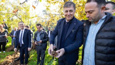 İzmir Büyükşehir Belediye Başkanı Dr. Cemil Tugay, Beydağ’daki kestane üreticileriyle