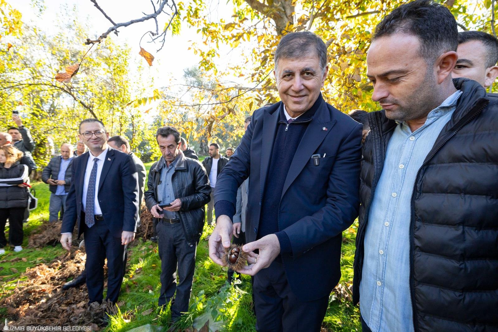 İzmir Büyükşehir Belediye Başkanı Dr. Cemil Tugay, Beydağ’daki kestane üreticileriyle