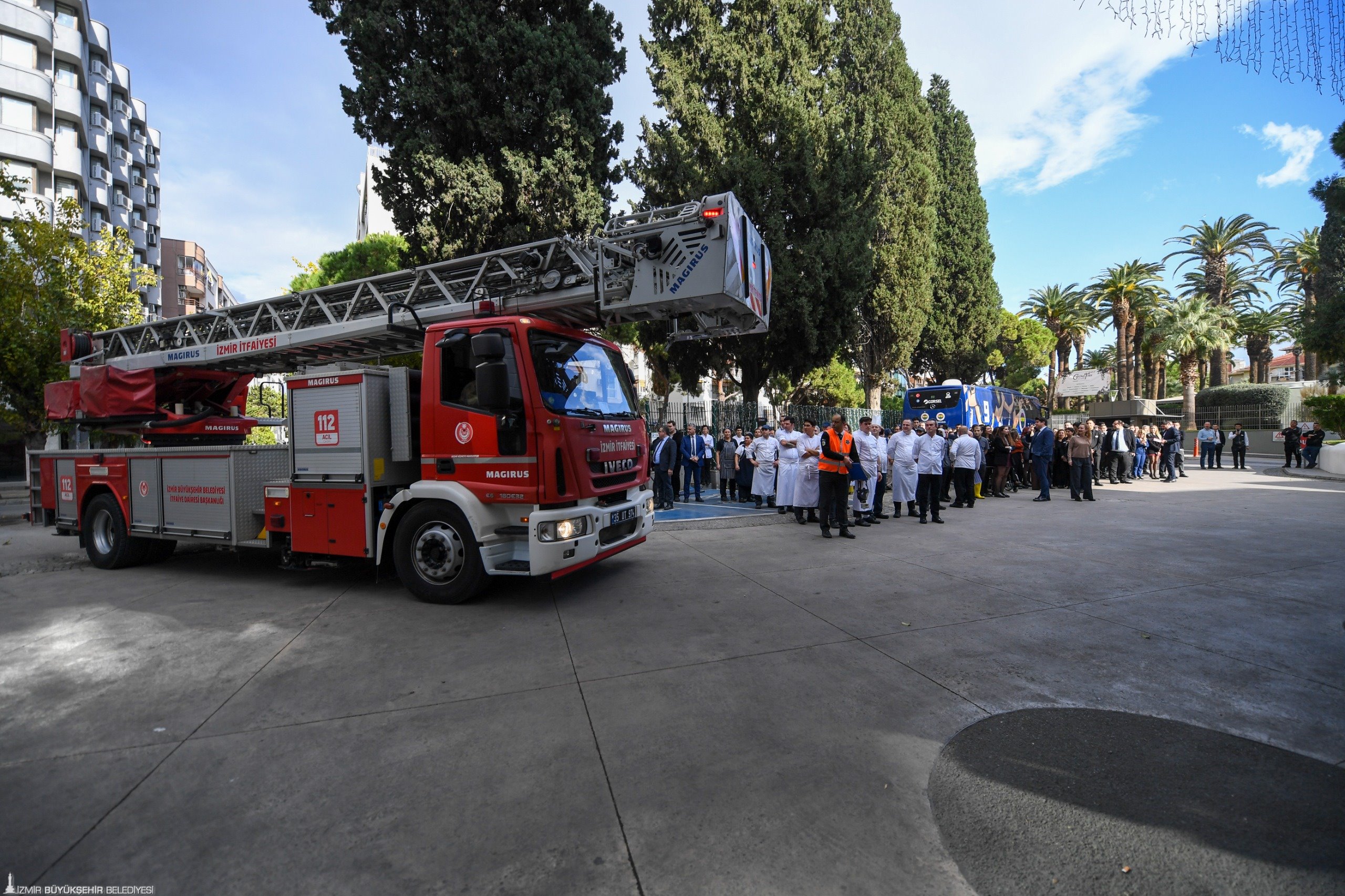 İzmir İtfaiyesi, Swissotel Büyük Efes’te yangın ve tahliye tatbikatı gerçekleştirdi;