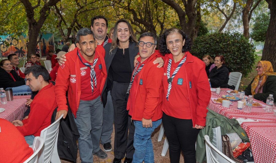 İzmir Büyükşehir Belediye Başkanı Dr. Cemil Tugay’ın eşi Öznur Tugay,