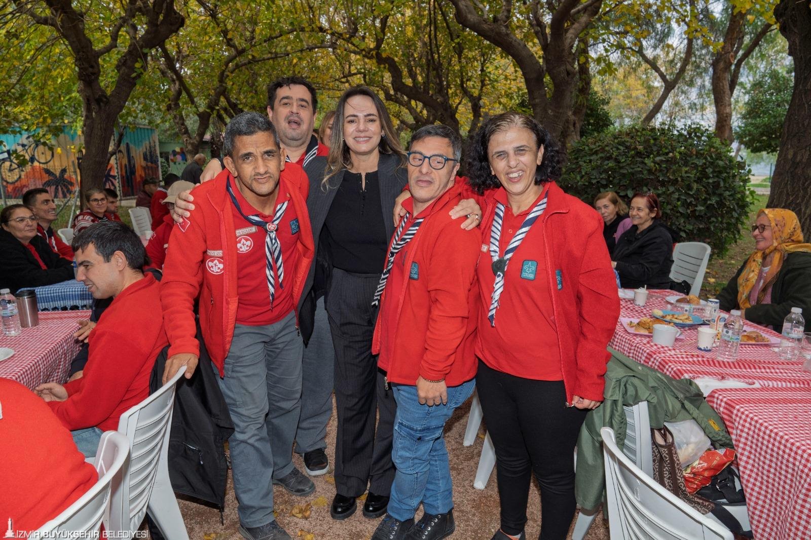 İzmir Büyükşehir Belediye Başkanı Dr. Cemil Tugay’ın eşi Öznur Tugay,
