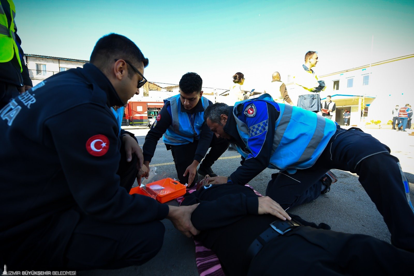 İzmir Büyükşehir Belediyesi, Zabıta Dairesi yerleşkesinde düzenlediği deprem + yangın