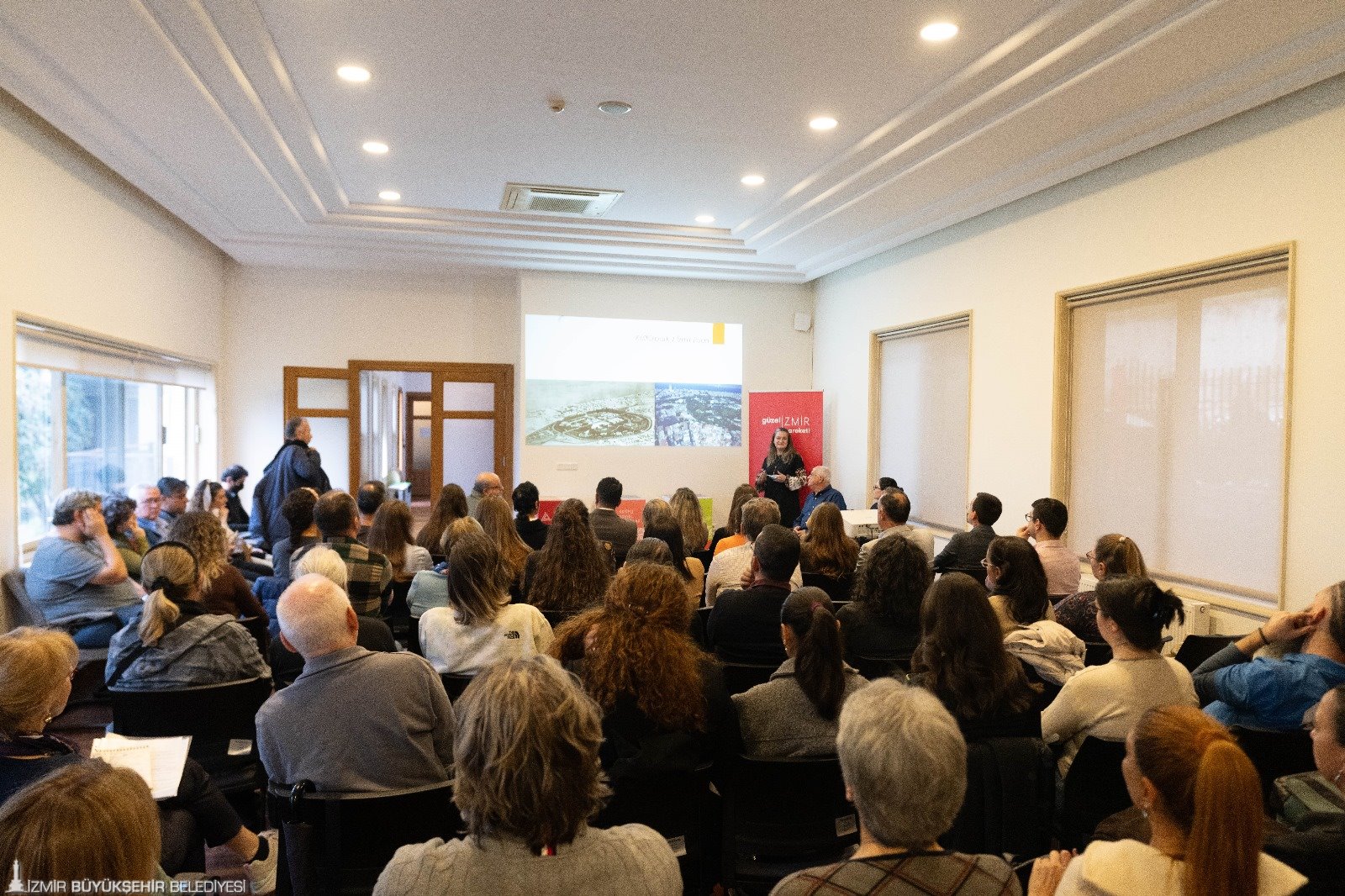 İzmir Büyükşehir Belediyesi’nin başlattığı “Şato’da Kamusal Mekân Söyleşileri”, uzmanları ve