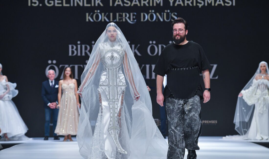 İzmir’de düzenlenen 16. Gelinlik Tasarım Yarışması’nda finale kalan 15 genç