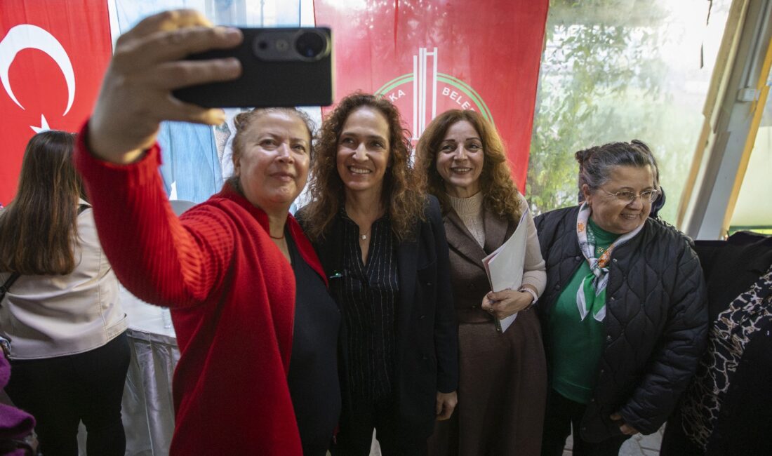 Karşıyaka Belediye Başkanı Yıldız Ünsal, Fikri Altay Mahallesi’nde saha turu