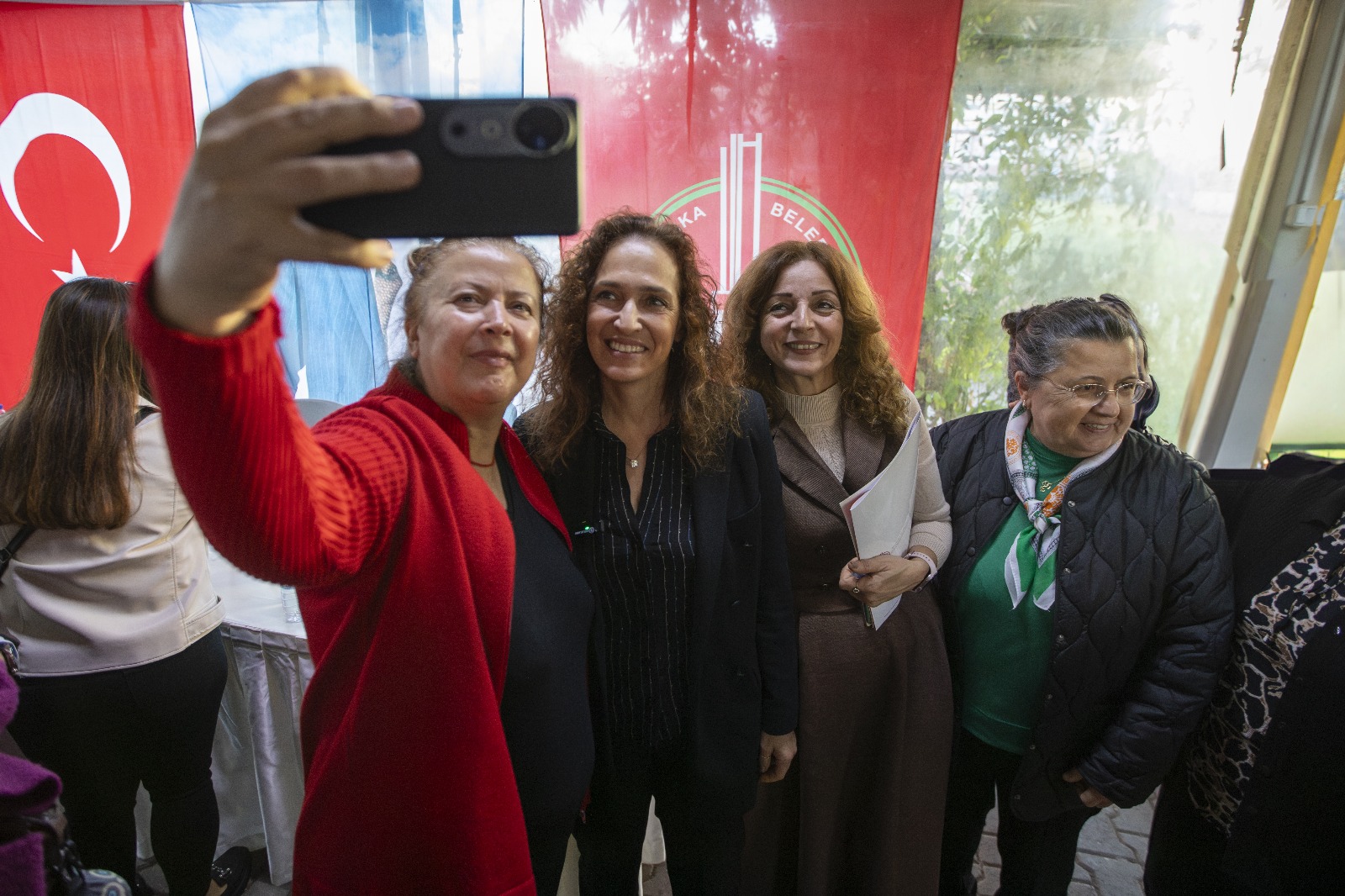 Karşıyaka Belediye Başkanı Yıldız Ünsal, Fikri Altay Mahallesi’nde saha turu