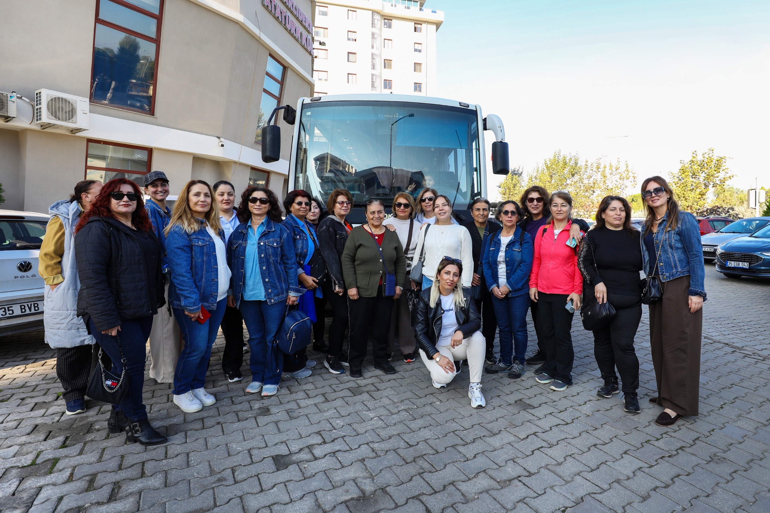 Narlıdere Belediyesi, sosyal projelere destek veren gönüllüleri Kemalpaşa’da düzenlenen kültür