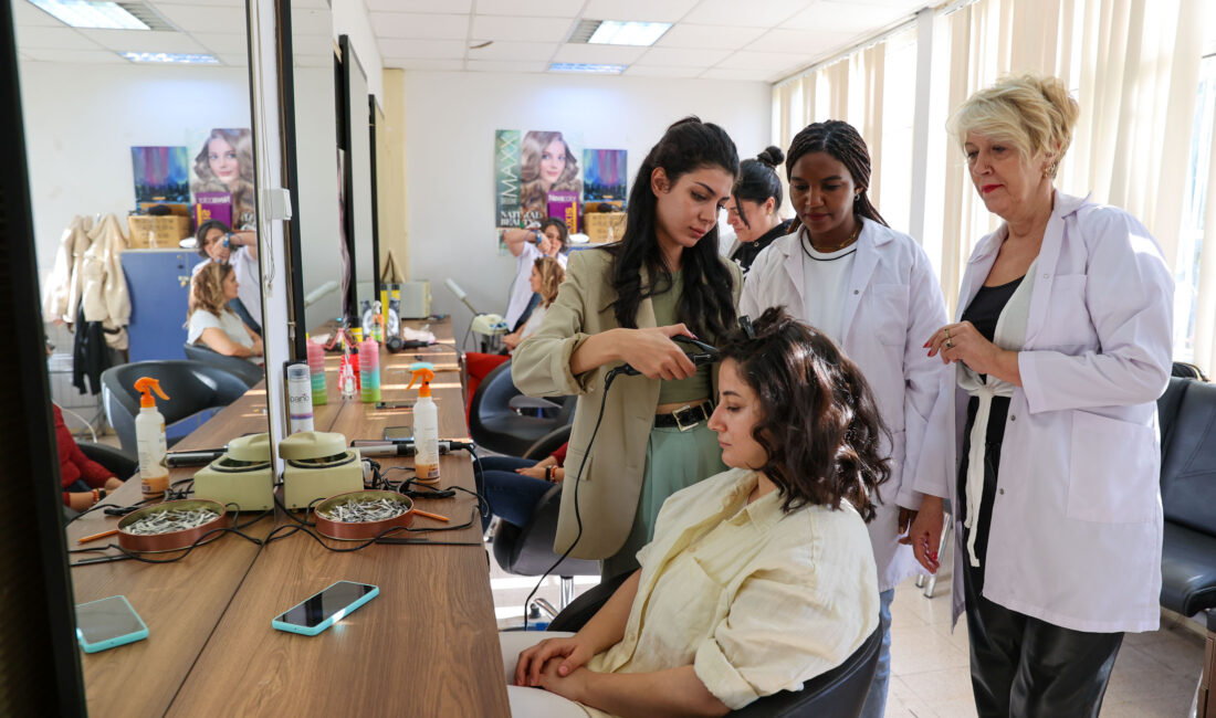 Buca Belediyesi, yıl boyunca süren meslek edindirme kurslarıyla Bucalı kadınlara