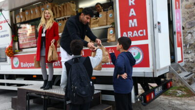 Balçova Belediyesi, ilçedeki ilk ve ortaokullarda her çarşamba öğrencilere beslenme