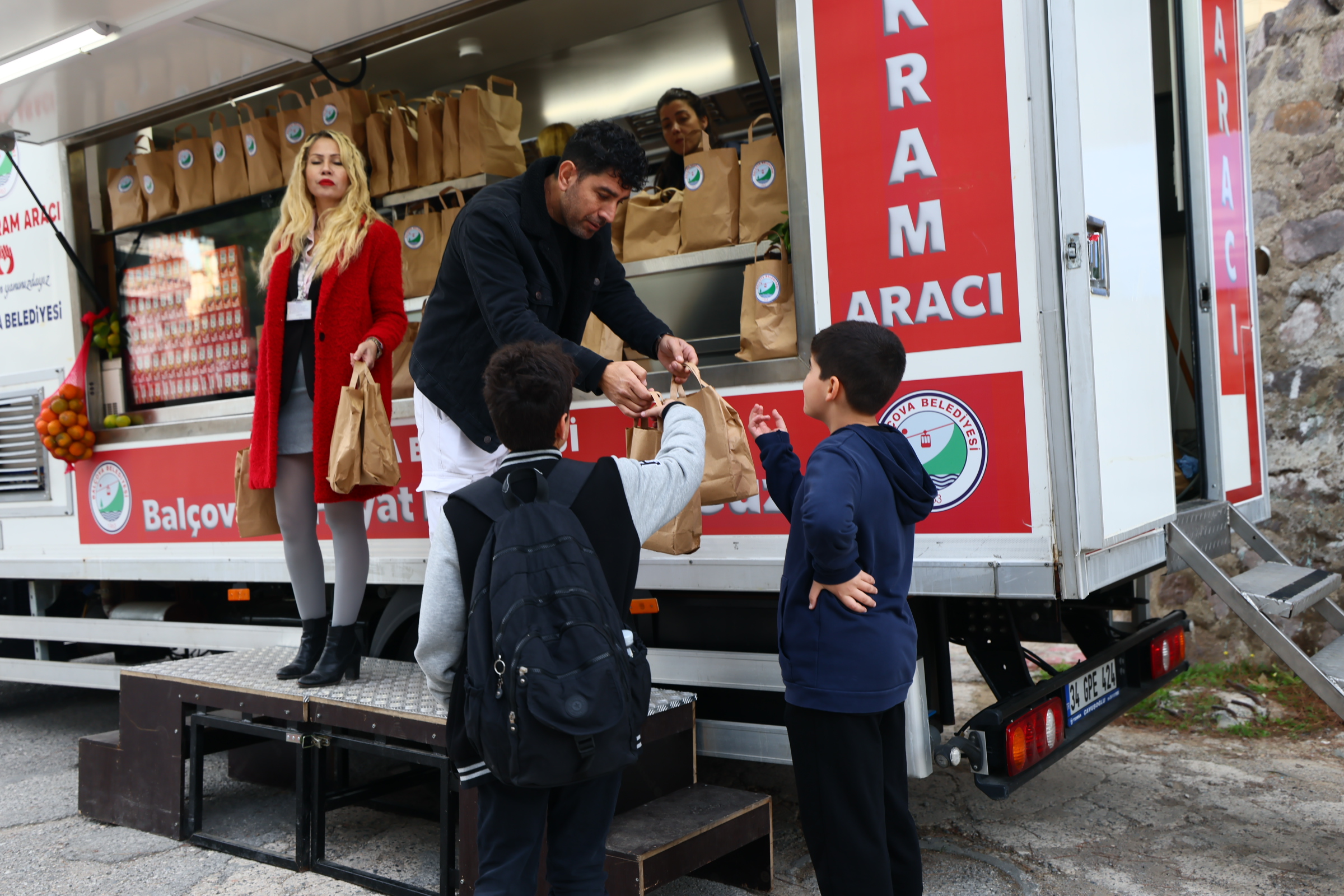 Balçova Belediyesi, ilçedeki ilk ve ortaokullarda her çarşamba öğrencilere beslenme