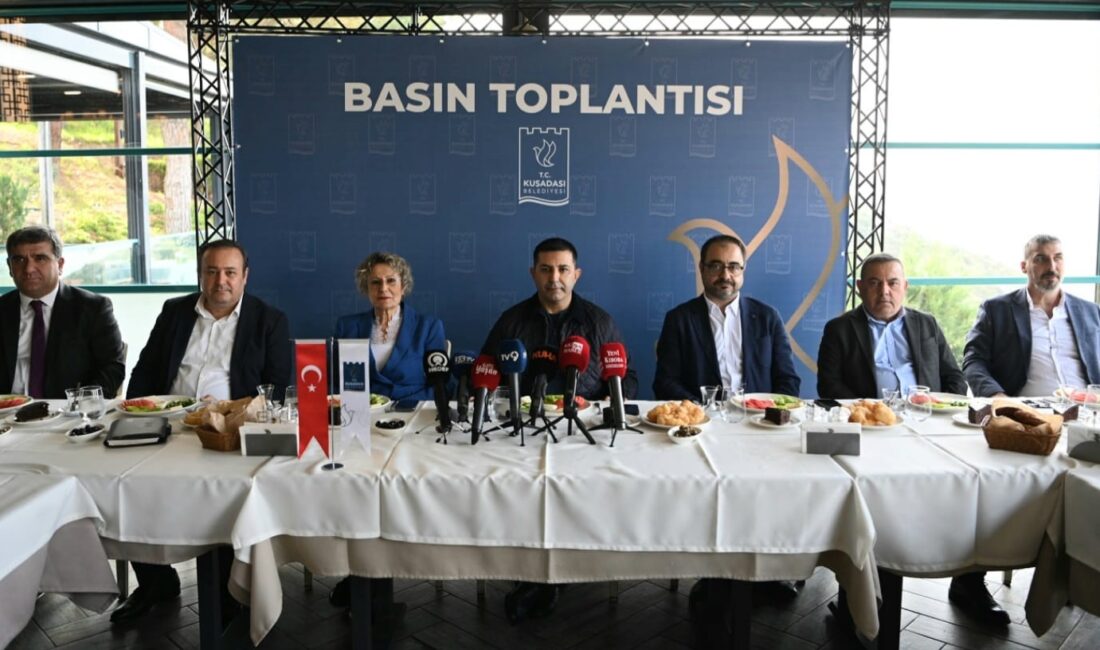 Kuşadası Belediye Başkanı Ömer Günel, 14 yıldır tamamlanamayan sahil bandı