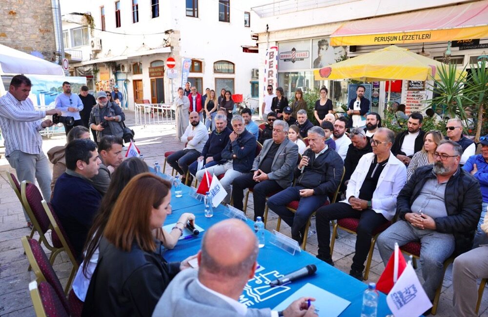 Çeşme Belediyesi, Balıkçılar ve Terziler Sokağı Yenileme Projesini esnafla paylaştı.