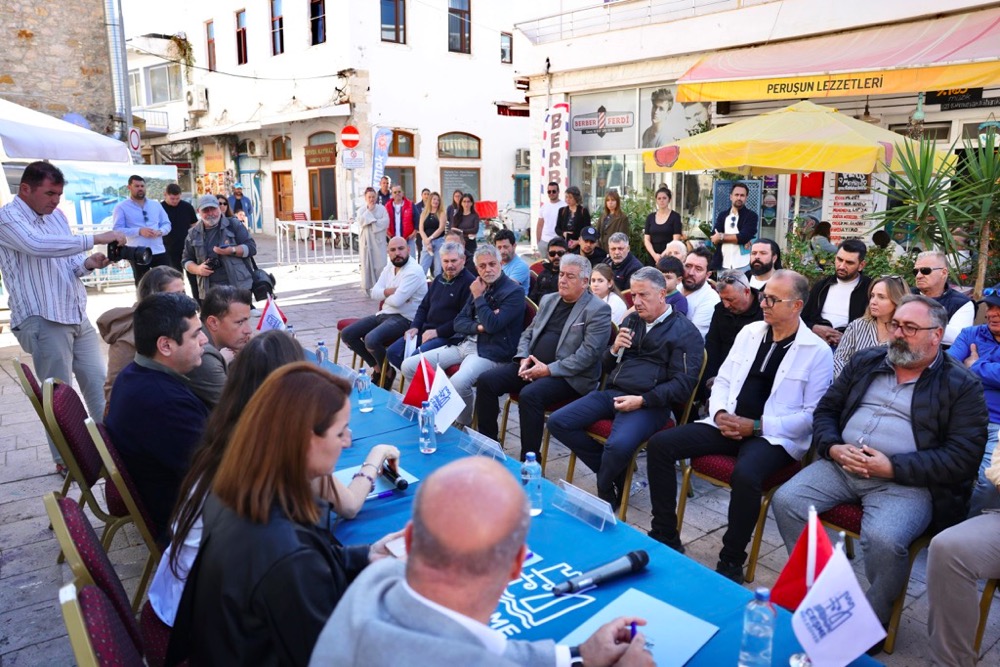 Çeşme Belediyesi, Balıkçılar ve Terziler Sokağı Yenileme Projesini esnafla paylaştı.