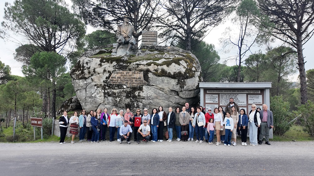Menderes Belediyesi, Öğretmenler Günü kapsamında ilçedeki öğretmenler için Bergama gezisi