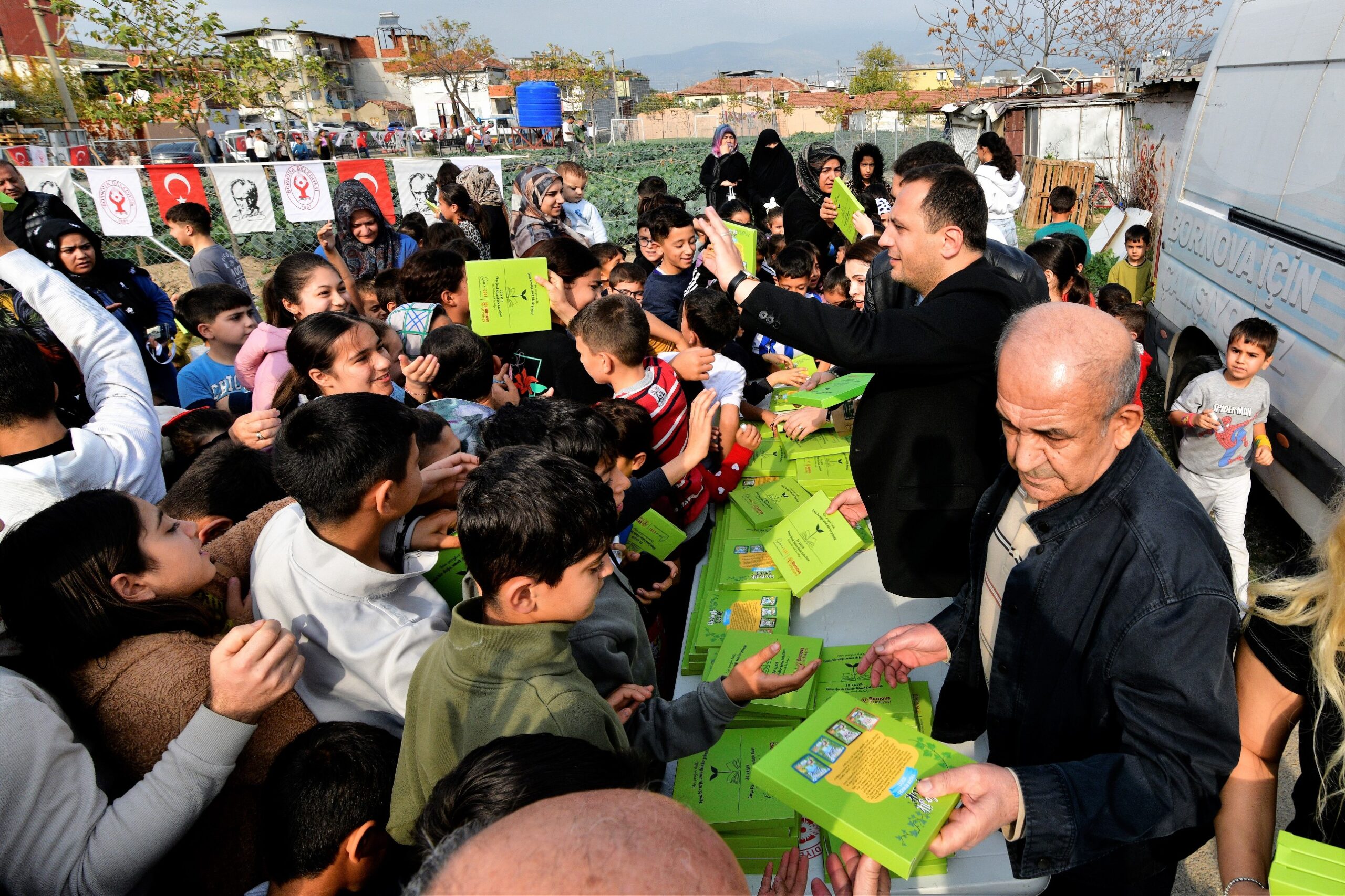 Bornova Belediyesi, Dünya Çocuk Hakları Günü’nü Işıkkent Kent Bostanı’nda fidan