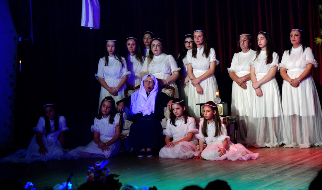 Bornova Belediyesi’nin desteğiyle sahnelenen “Sevgi Elçileri” oyunu, kadın ve çocuk