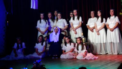 Bornova Belediyesi’nin desteğiyle sahnelenen “Sevgi Elçileri” oyunu, kadın ve çocuk