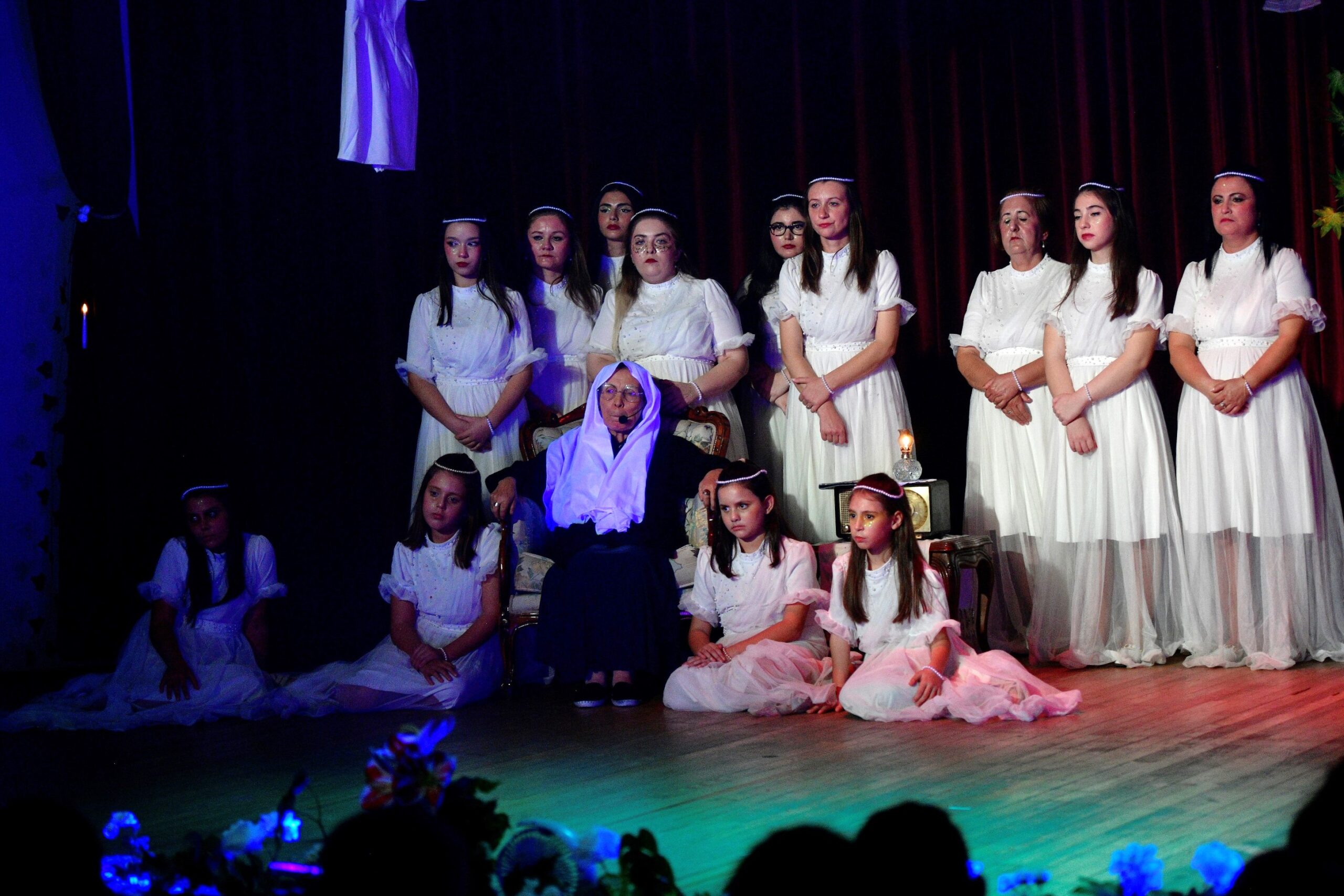 Bornova Belediyesi’nin desteğiyle sahnelenen “Sevgi Elçileri” oyunu, kadın ve çocuk