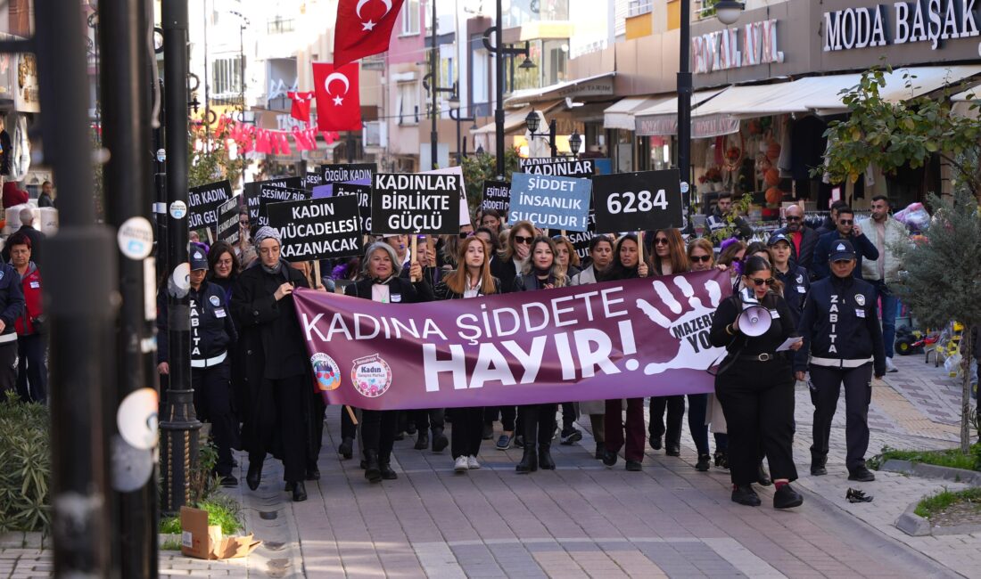 Kemalpaşa Belediyesi’nin 25 Kasım’a özel düzenlediği farkındalık yürüyüşünde yüzlerce kadın