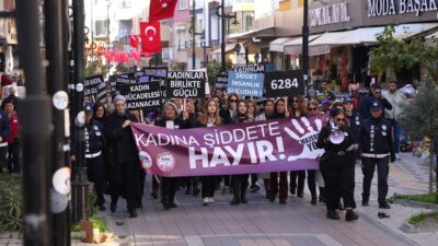 Kemalpaşa Belediyesi’nin 25 Kasım’a özel düzenlediği farkındalık yürüyüşünde yüzlerce kadın