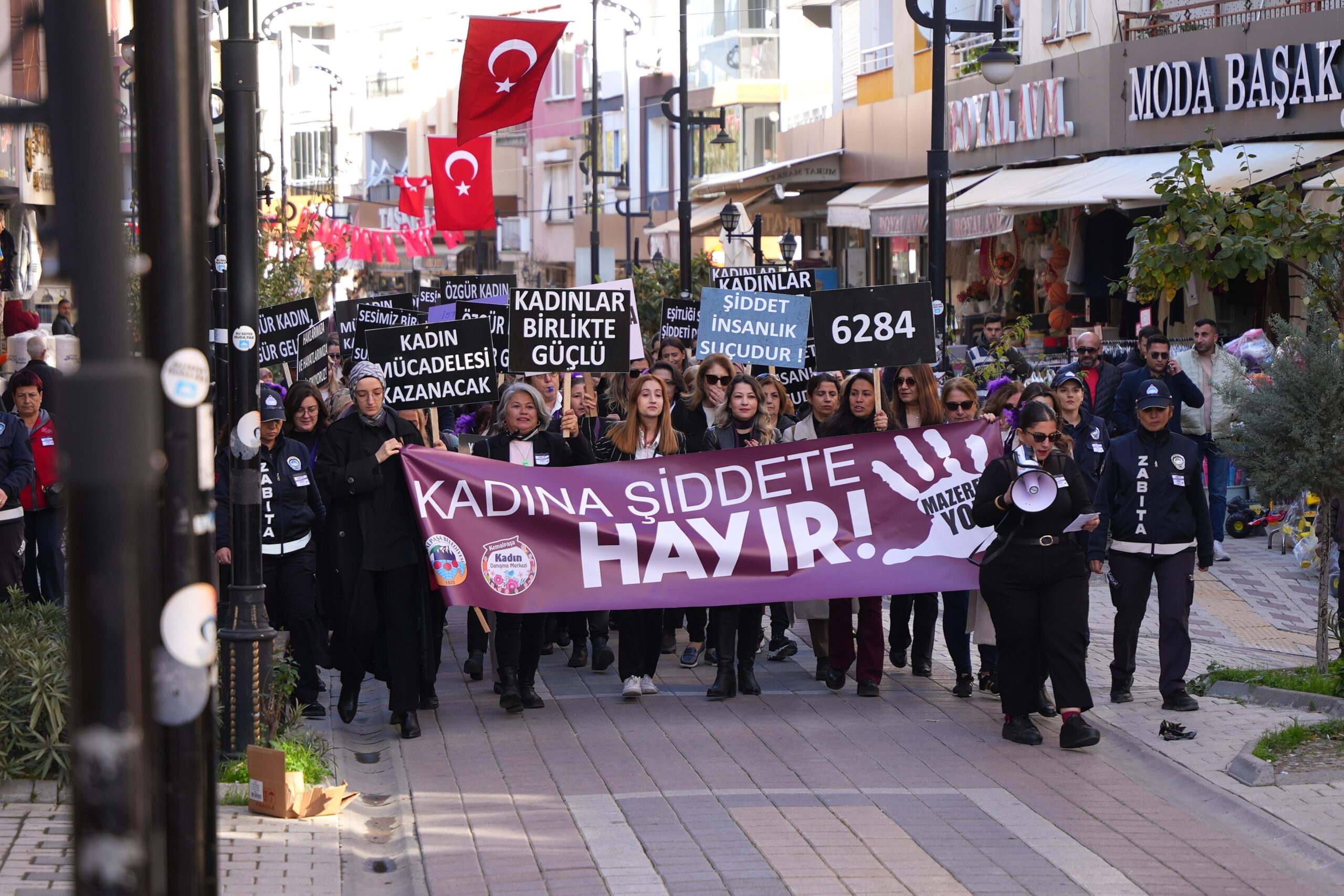 Kemalpaşa Belediyesi’nin 25 Kasım’a özel düzenlediği farkındalık yürüyüşünde yüzlerce kadın