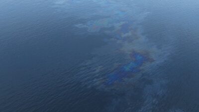 İzmir Körfezi’nde kaydedilen atık görüntüsü tepki topladı. Başkan Cemil Tugay,