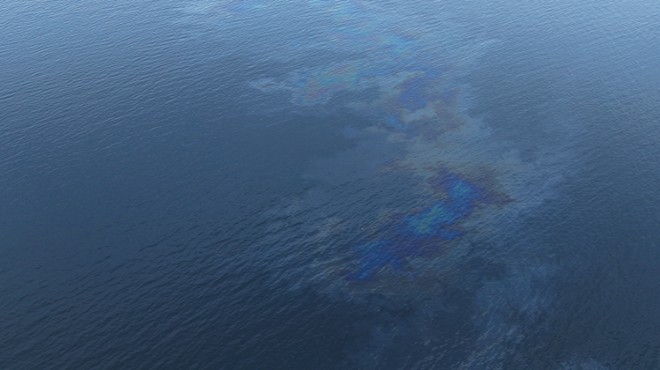 İzmir Körfezi’nde kaydedilen atık görüntüsü tepki topladı. Başkan Cemil Tugay,