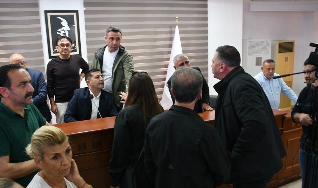 Kuşadası Belediye Meclisi’nde İYİ Partili üyelerin provokatif tutumları gerginliğe neden