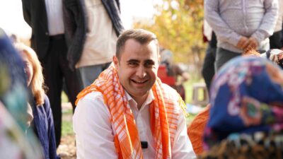 CHP İzmir İl Başkanı Çağatay Güç, Kemalpaşa’daki zeytin hasadında çiftçilerle