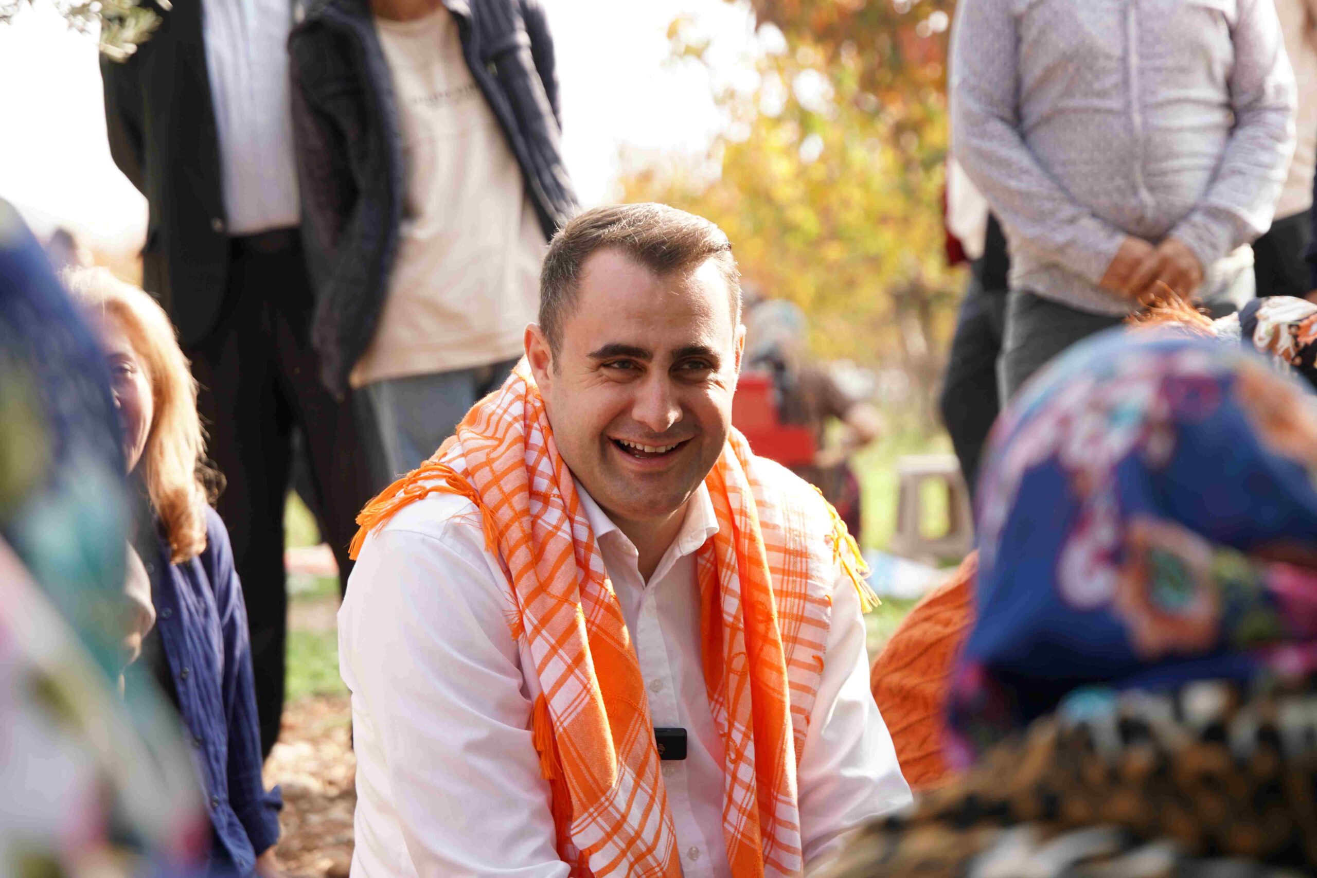 CHP İzmir İl Başkanı Çağatay Güç, Kemalpaşa’daki zeytin hasadında çiftçilerle