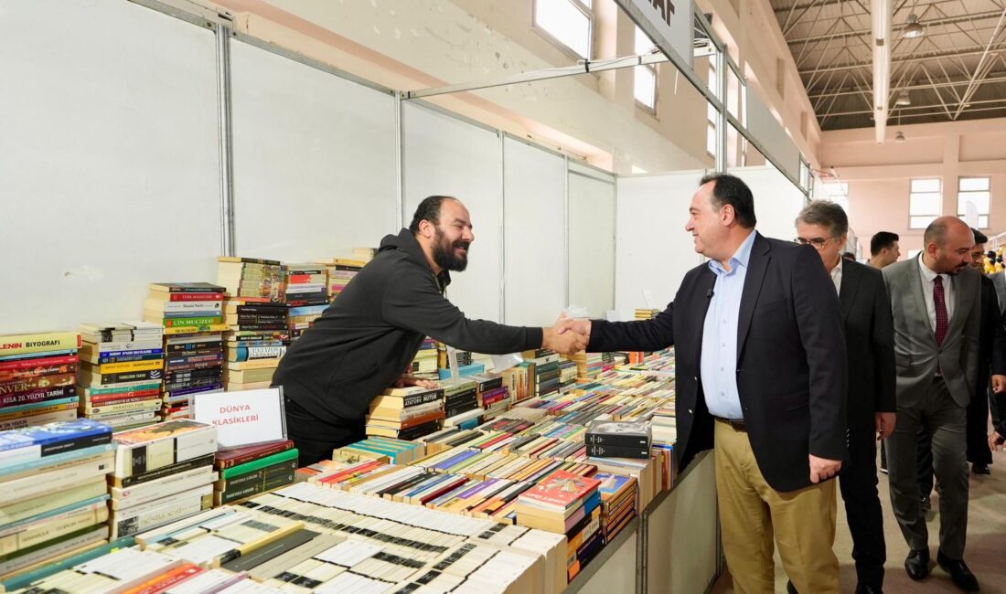 Manisa Büyükşehir Belediyesi’nin destekleriyle 8’incisi düzenlenen Kitap Fuarı, 30 Kasım’a