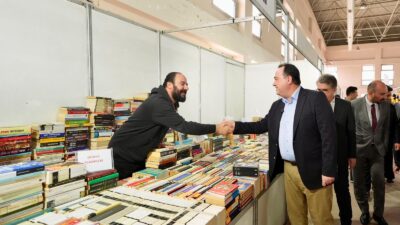 Manisa Büyükşehir Belediyesi’nin destekleriyle 8’incisi düzenlenen Kitap Fuarı, 30 Kasım’a