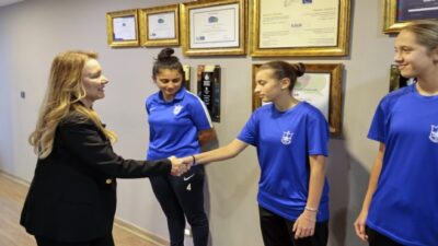Konak Belediye Başkanı Nilüfer Çınarlı Mutlu, U15 Kız Milli Takımı’na