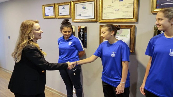 Konak Belediye Başkanı Nilüfer Çınarlı Mutlu, U15 Kız Milli Takımı’na