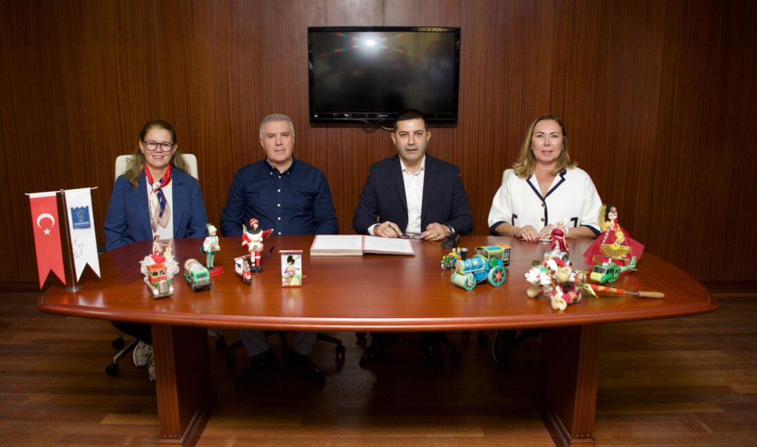 Kuşadası Belediye Başkanı Ömer Günel, koleksiyoncu Ayla Adanalı ve ARYA