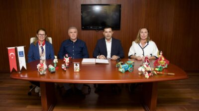 Kuşadası Belediye Başkanı Ömer Günel, koleksiyoncu Ayla Adanalı ve ARYA